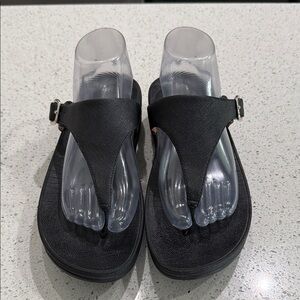 FitFlop Black Women's Thong Sandals with Side Buckle